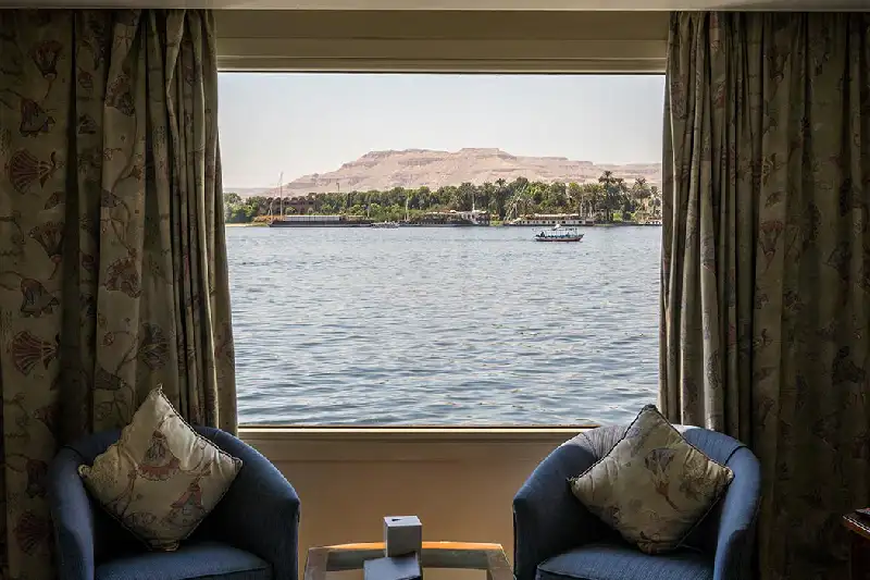 due poltrone davanti una grande finestra a bordo della crociera