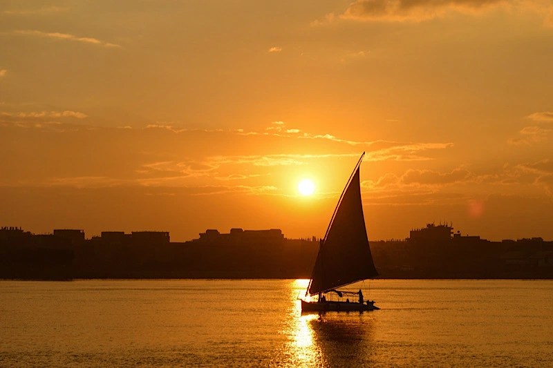 una feluca naviga sul nilo al tramonto, Cairo e crociera Nilo a Pasqua