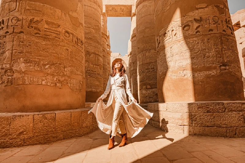 Escursione al Tempio di Karnak e Luxor, Un Donna al Karnak Escursione al Tempio di Karnak e Luxor, Un Donna al Karnak