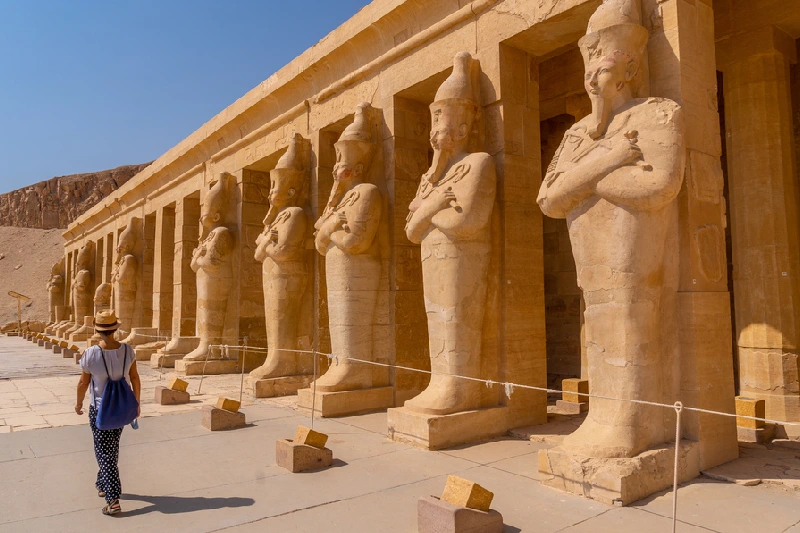 Escursione al Tempio di Karnak e Luxor, Un uomo al Karnak Escursione al Tempio di Karnak e Luxor, Un uomo al Karnak