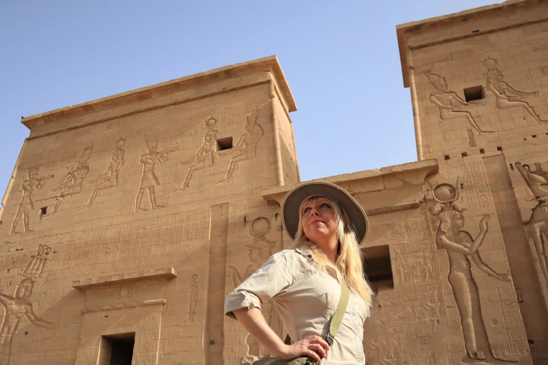 Escursione al Tempio di Karnak e Luxor, Un donna davanti al Karnak Escursione al Tempio di Karnak e Luxor, Un donna davanti al Karnak