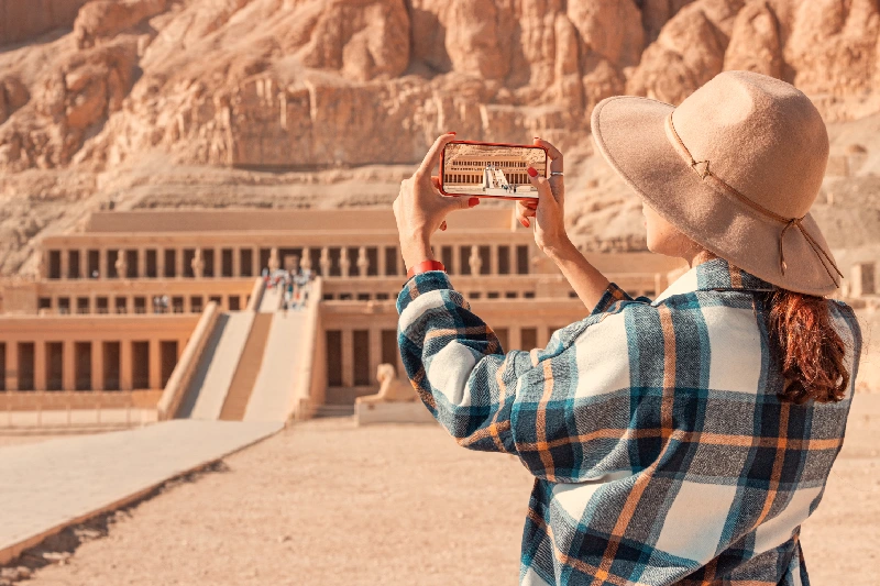 Escursioni Riva Ovest, una donna fa la foto a Luxor