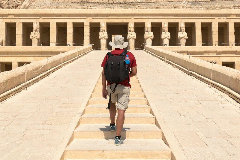 Escursioni Riva Ovest, una uomo a luxor