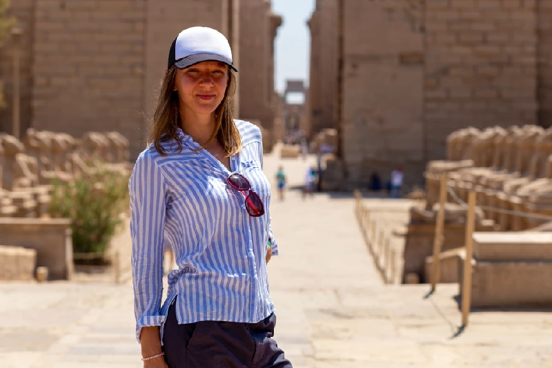 Escursioni Riva Ovest, un donna a LUXOR davanti a un tempio