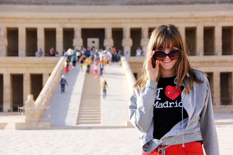 Escursioni Riva Ovest, un bella donna davanti a un tempio a Luxor
