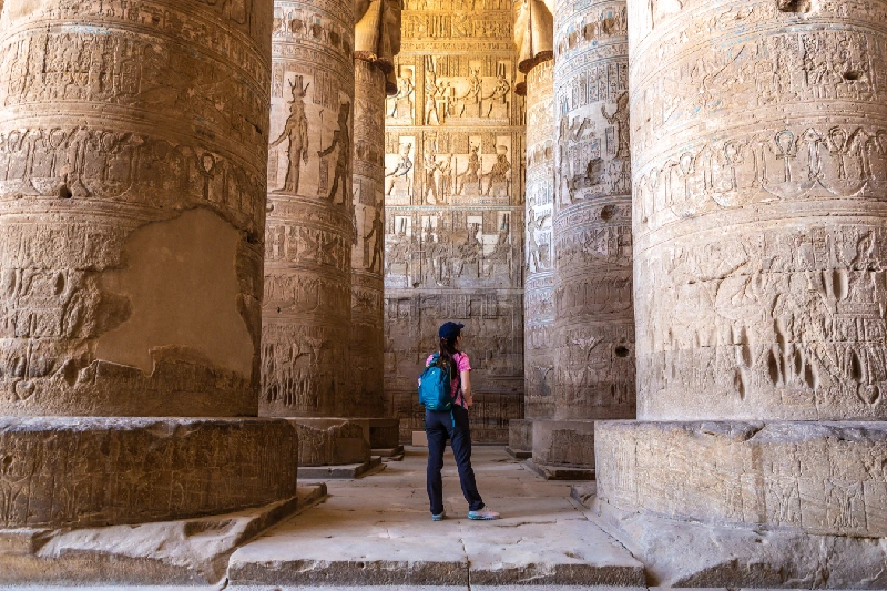 Escursioni ai Tempio di Dendera e Abydos da Luxor, Una ragazza davanti al grande muro
