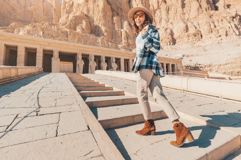 Escursioni Luxor, Una donna davanti a un grande tempio a Luxor