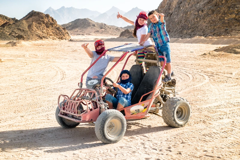 Snorkeling Isola Mahmya a Hurghada, Due persone Giovane che guidano il passeggino da spiaggia