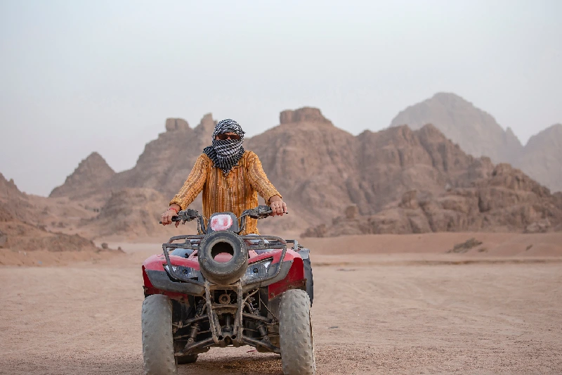 Quad tour Hurghada, Una persona guida il passegggino di spiaggia