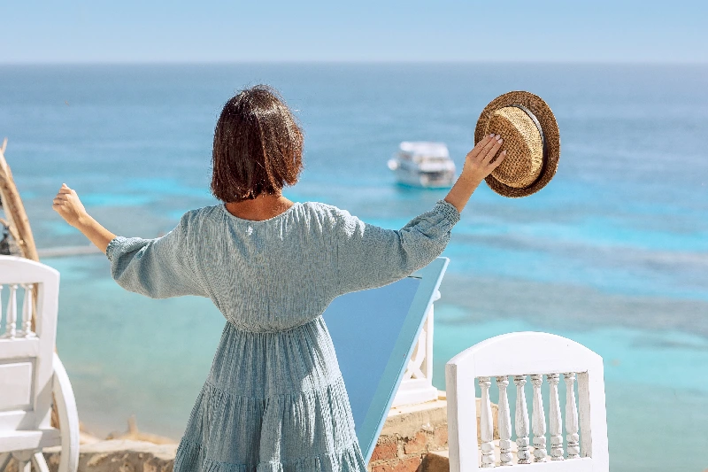 Escursione su barca con fondo in vetro e giochi d'aqcua  a Sharm, una donna al mar rosso