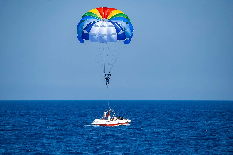 Escursione su barca con fondo in vetro e giochi d'aqcua  a Sharm, la mongolfiera sopra il mare