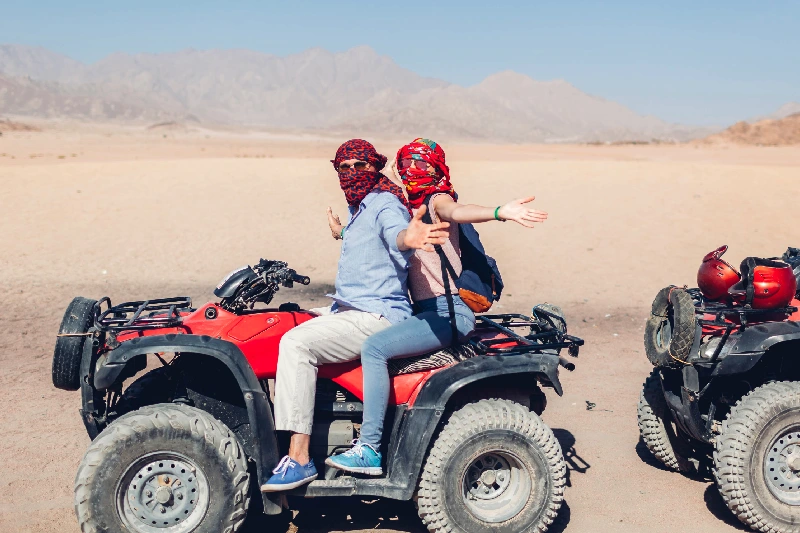 Escursione su barca con fondo in vetro e giochi d'aqcua  a Sharm, due persone al passegino di spiaggia