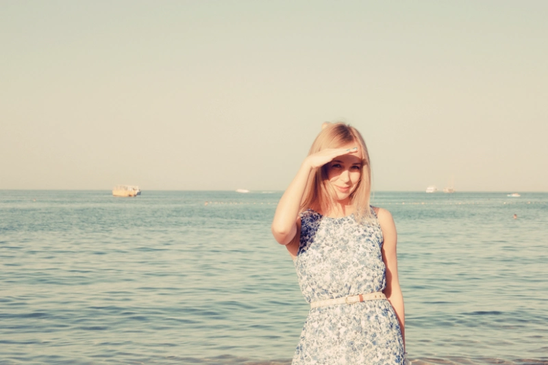 Escursione su barca con fondo in vetro e giochi d'aqcua  a Sharm, una donna davanti al mare di sharm