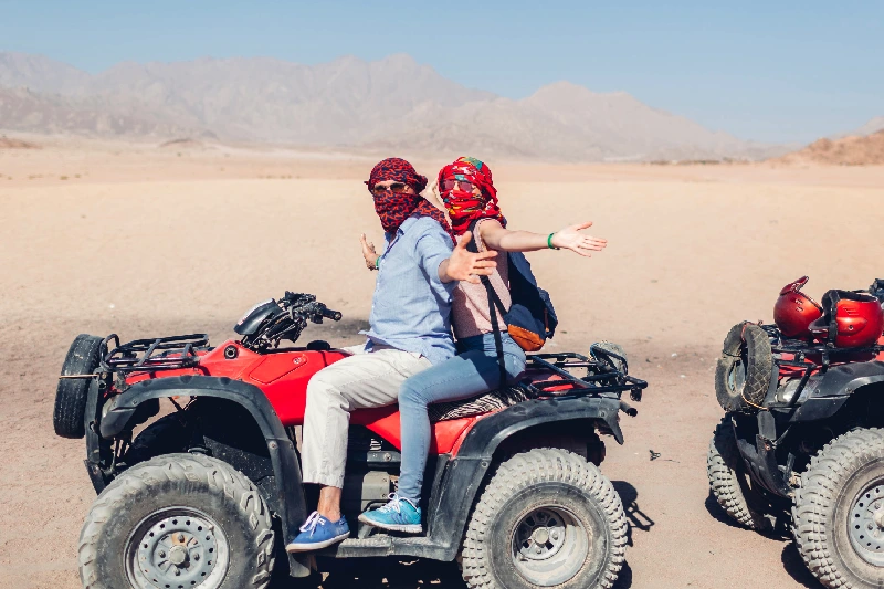 Escursione al Monastero Santa Caterina e Canyon Colorato da Sharm, una coppia al passegino da spiaggia