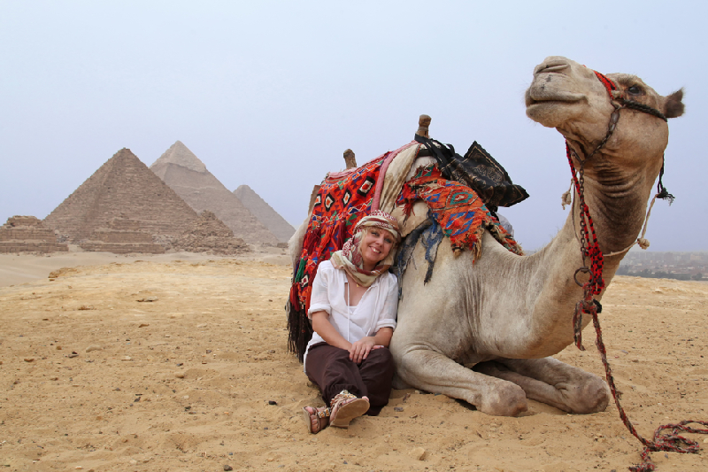 Escursioni da Sharm a il Cairo in aereo, Una donna accanto a un cammello alle piramidi