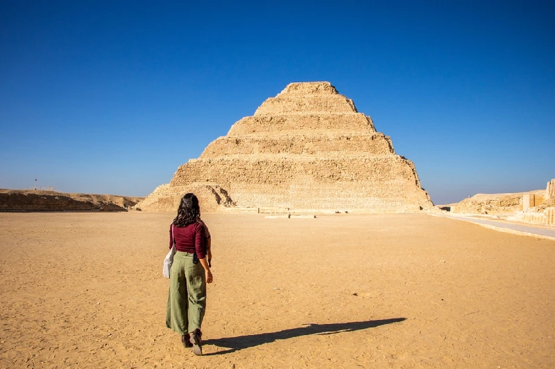 Escursioni da Sharm a il Cairo in aereo, una persona davanti a piramidi a saqarra