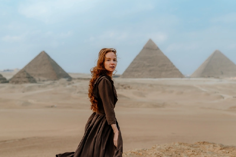 Escursioni da Sharm a il Cairo in aereo, una bella donna davanti al piramide