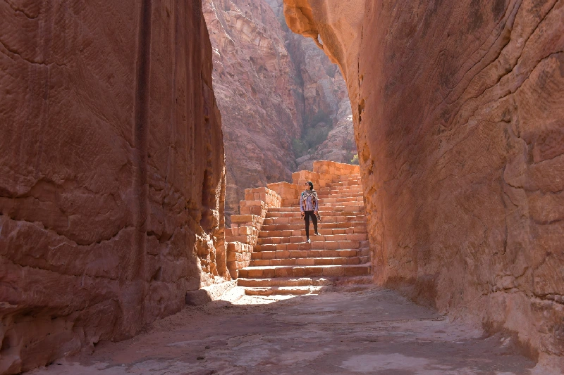Escursione a Petra da Sharm El Sheikh, Un giovane a Giordania Escursione a Petra da Sharm El Sheikh, Un giovane a Giordania