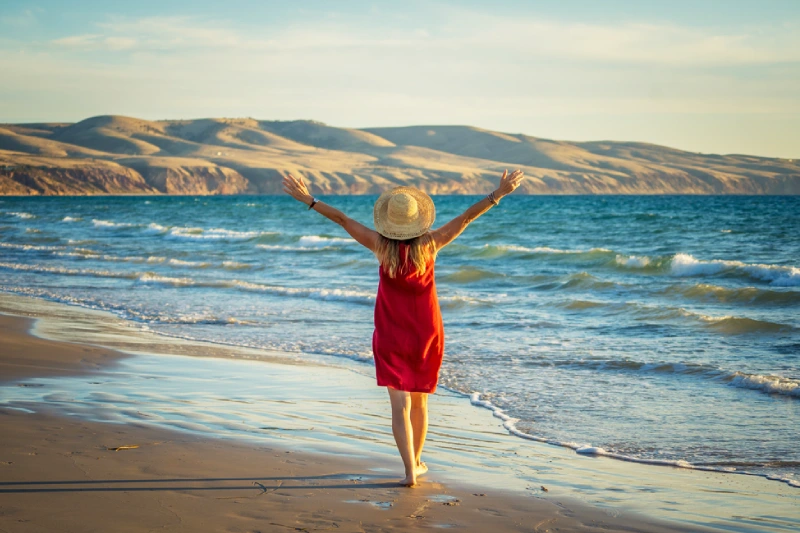 Tour su barca con fondo di vetro, una donna davanti al mar rosso