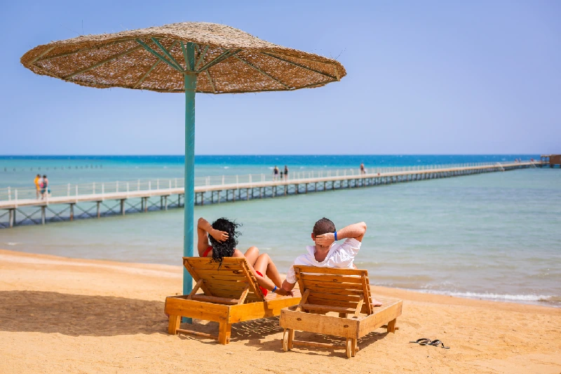 Tour su barca con fondo di vetro, Una coppia sulla spiaggia al mar rosso