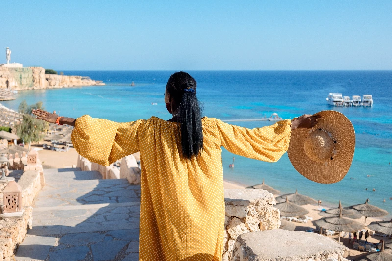 Tour su barca con fondo di vetro, Una donna davanti a Sharm el Sheikh