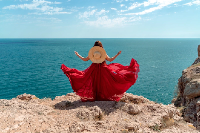Tour su barca con fondo di vetro, Una donna indossa un vestito davanti a Sharm el Sheikh