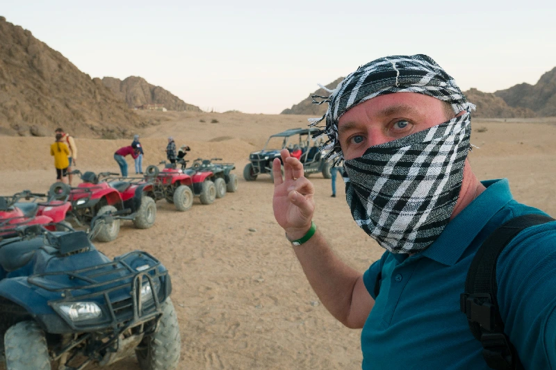 Tour di Motorata e Cammellata e Cena Beduina a Sharm, un gruppo al deserto
