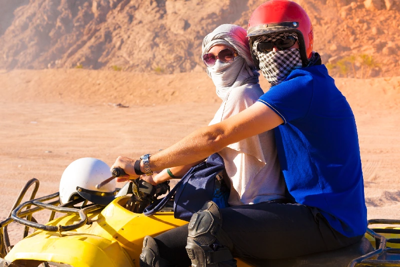 Tour di Motorata e Cammellata e Cena Beduina a Sharm, Una coppia al passegino da spiaggia