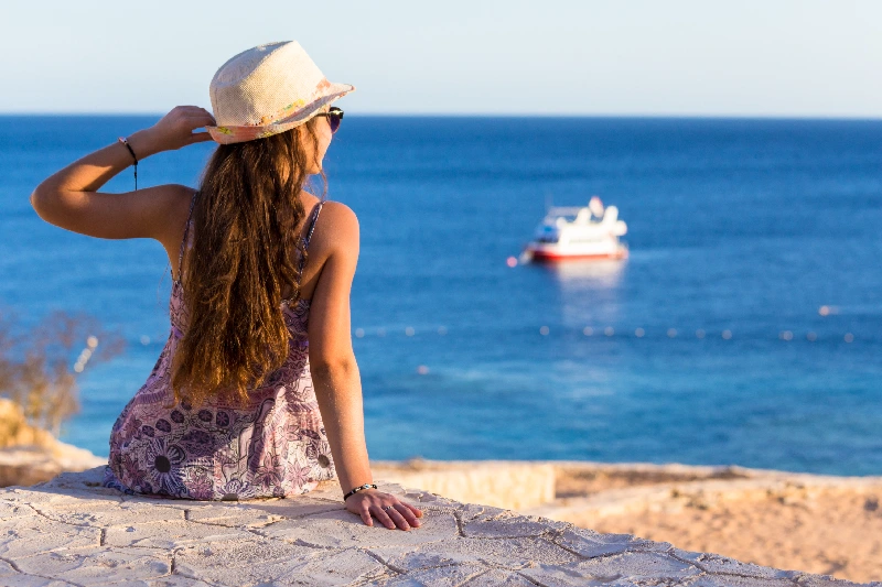 Mille e una notte Sharm el Sheikh, Una donna sulla spiaggia