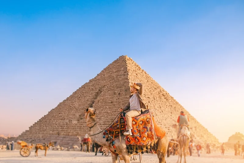 Tour il Cairo in 2 giorni da Sharm,  una persona davanti alle piramidi