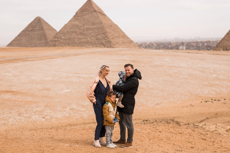 Una famiglia alle piramidi, capodanno al cairo