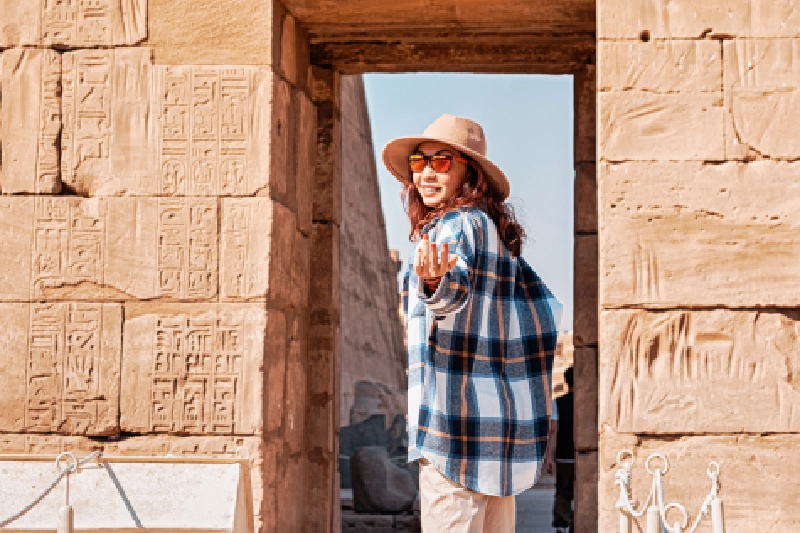 Una donna a luxor, viaggio capodanno egitto