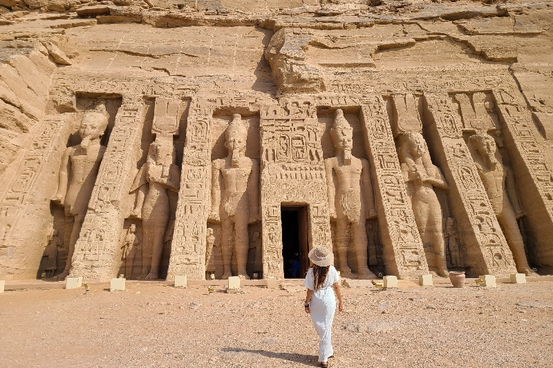 Una donna davanti al bellissimo tempio, viaggio capodanno egitto