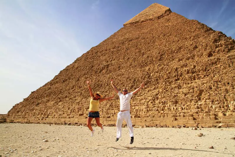 pasqua al cairo, una coppia davanti alle piramidi pasqua al cairo, una coppia davanti alle piramidi
