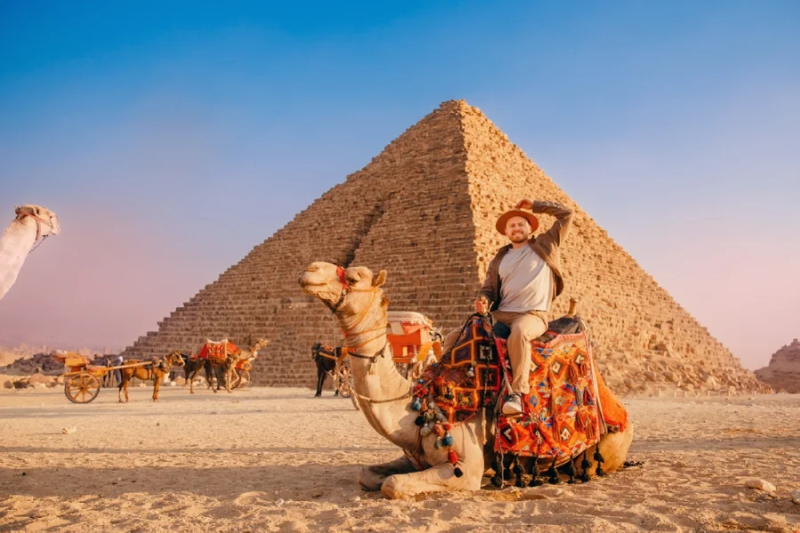 un uomo sul cammello nelle piramidi di Giza , Tour Cairo e Luxor un uomo sul cammello nelle piramidi di Giza , Tour Cairo e Luxor