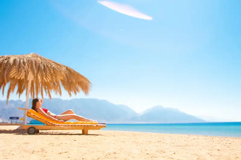 una donna si rilassa sulla spiaggia mar rosso, Vacanze Mar Rosso