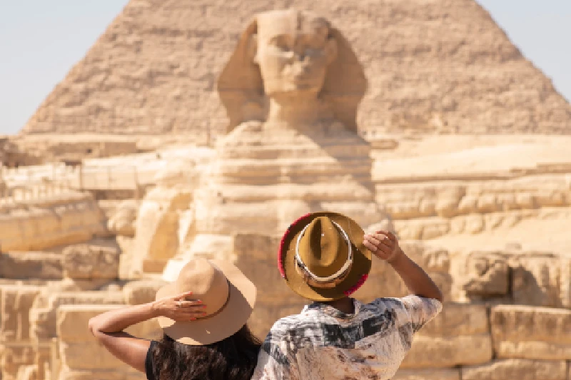 una coppia davanti alla grande sfinge e piramidi,  Vacanze Mar Rosso