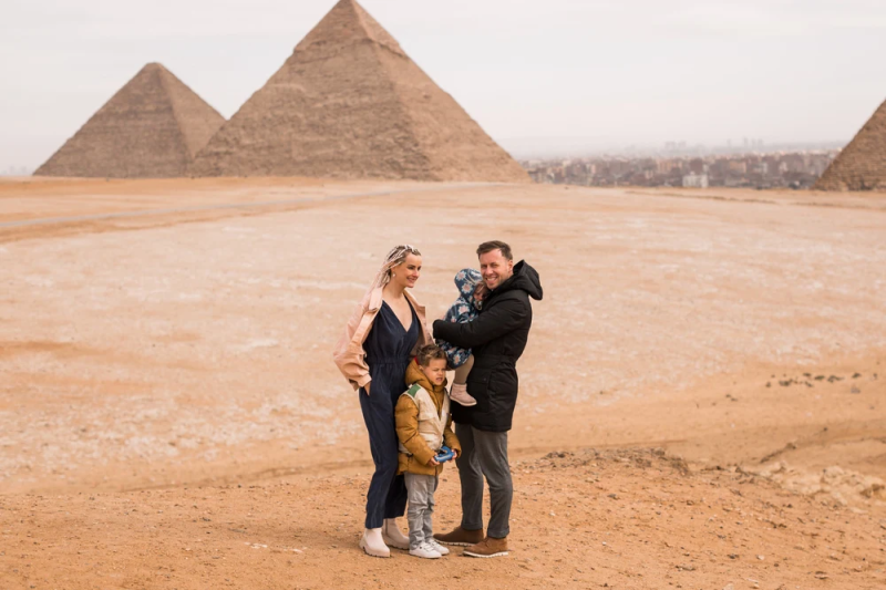 egitto piramidi e mare, una famiglia davanti alle piramidi