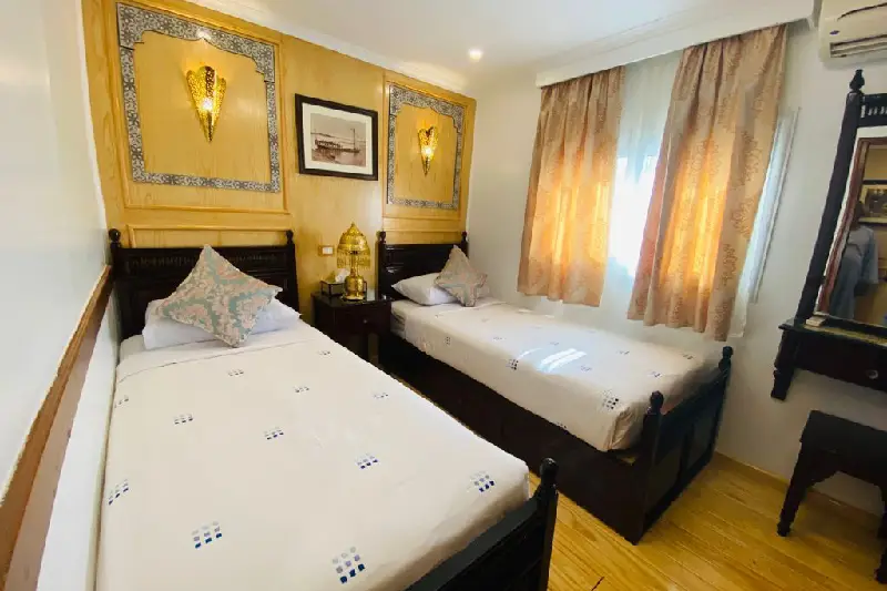 Camera con due letti a bordo di crociera di lusso  amoura