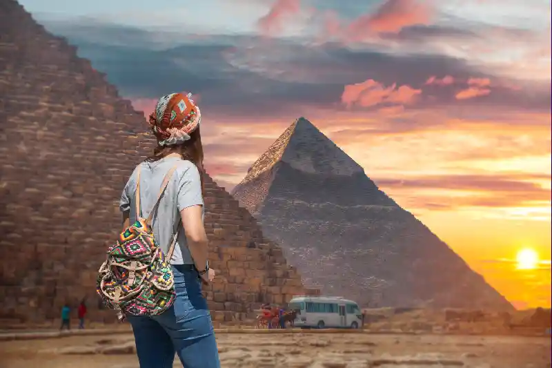 una donna turista nelle piramidi di giza , crociera nilo lusso