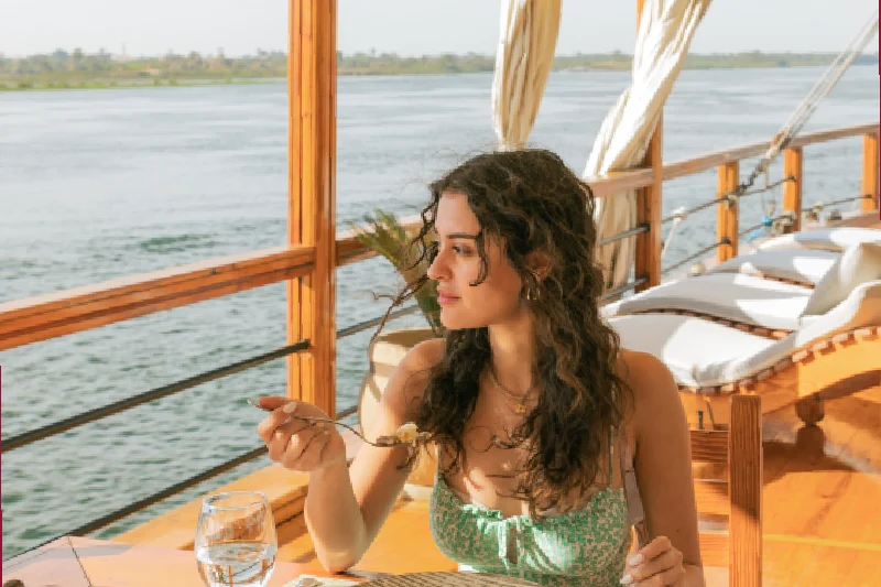 una turista a bordo di una crociera dahabeya , crociera nilo lusso