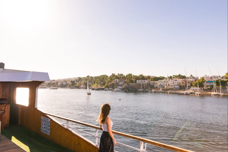una donna a bordo dahabeya ad assuan , crociera nilo lusso