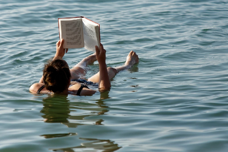 una ragazza al mar morto, itinerario giordania 5 giorni