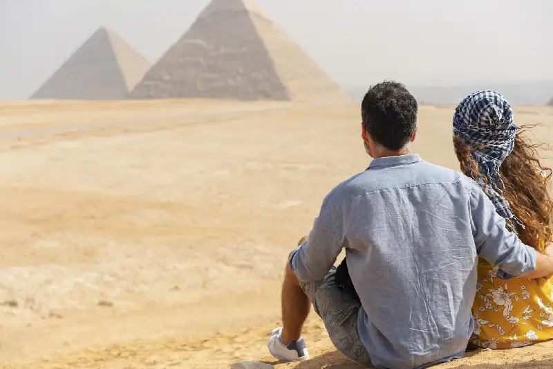 una coppia davanti alla piramide di chefren,egitto viaggi una coppia davanti alla piramide di chefren,egitto viaggi