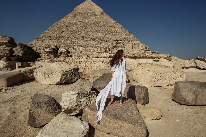 Una donna fa una visita alle piramidi, pacchetti egitto capodanno