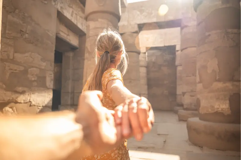 donna nel tempio di karnak, offerte egitto agosto