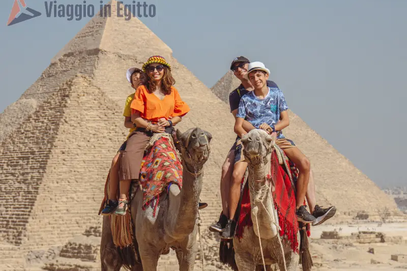 Famiglia sui cammelli, offerte egitto agosto