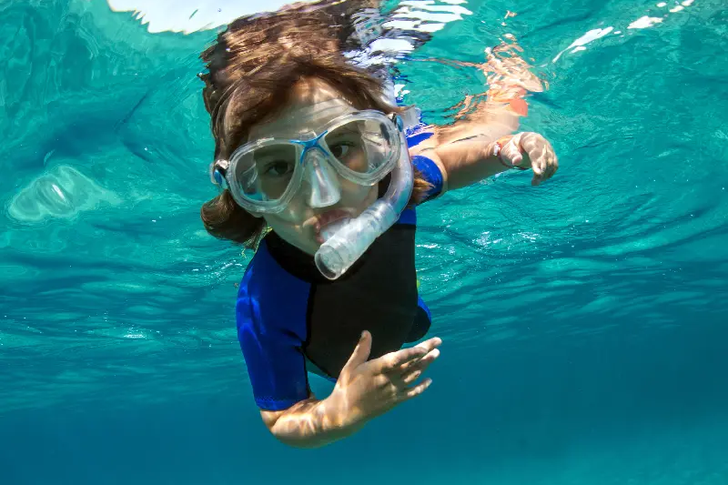 Bambino che fa snorkelling a Marsa ALam, offerte egitto agosto