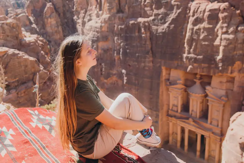 una donna a petra, itinerario giordania 5 giorni