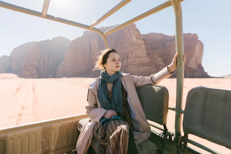una donna al deserto di Wadi Rum, itinerario giordania 5 giorni